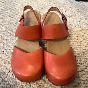Dansko Thea Leather Coral Clog Sandals 9 or 40